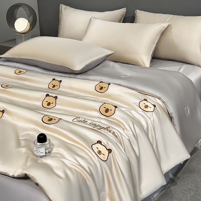 91家纺网 家纺一手货源 找家纺 如一 2025新款精绣系列水洗冰丝夏被四件套 卡皮巴拉-香槟灰