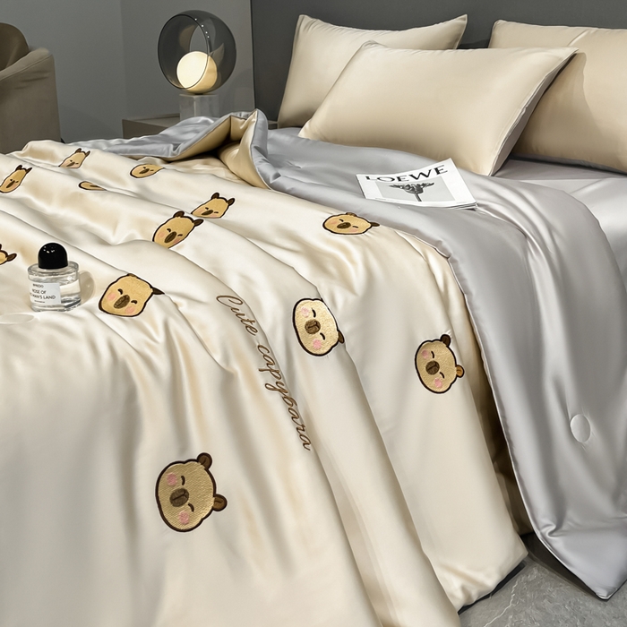 91家纺网 家纺一手货源 找家纺 如一 2025新款精绣系列水洗冰丝夏被四件套 卡皮巴拉-香槟灰