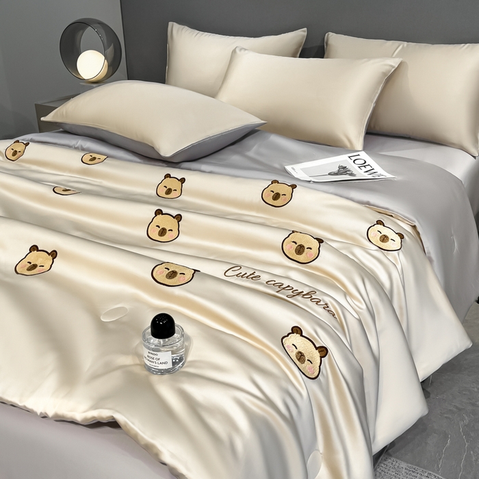 91家纺网 家纺一手货源 找家纺 如一 2025新款精绣系列水洗冰丝夏被四件套 卡皮巴拉-香槟灰