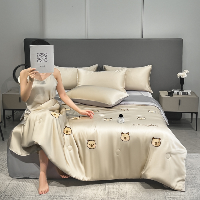 91家纺网 家纺一手货源 找家纺 如一 2025新款精绣系列水洗冰丝夏被四件套 卡皮巴拉-香槟灰