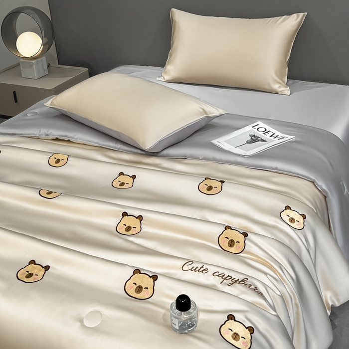 91家纺网 家纺一手货源 找家纺 如一 2025新款精绣系列水洗冰丝夏被四件套 卡皮巴拉-香槟灰