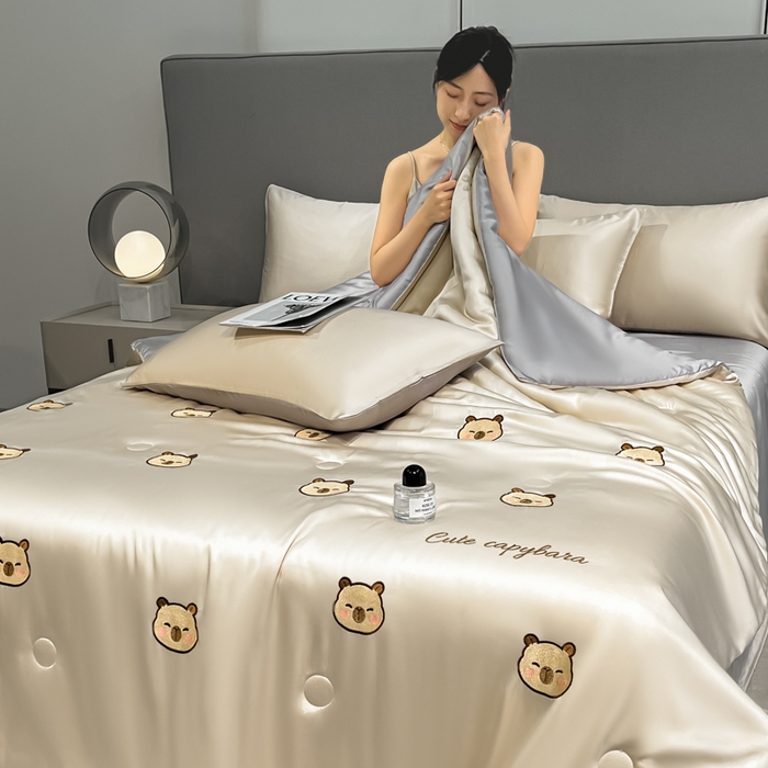 91家纺网 家纺一手货源 找家纺 如一 2025新款精绣系列水洗冰丝夏被四件套 卡皮巴拉-香槟灰