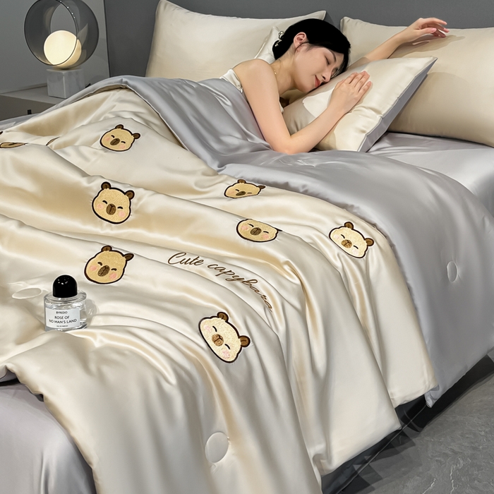 91家纺网 家纺一手货源 找家纺 如一 2025新款精绣系列水洗冰丝夏被四件套 卡皮巴拉-香槟灰