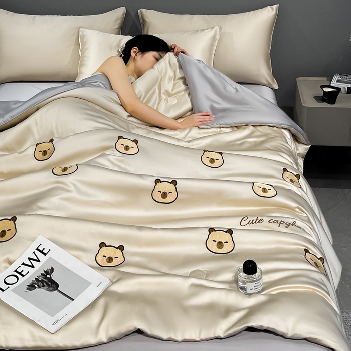 91家纺网 家纺一手货源 找家纺 如一 2025新款精绣系列水洗冰丝夏被四件套 卡皮巴拉-香槟灰