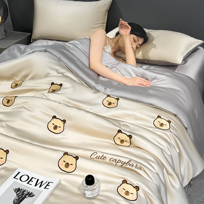 91家纺网 家纺一手货源 找家纺 如一 2025新款精绣系列水洗冰丝夏被四件套 卡皮巴拉-香槟灰