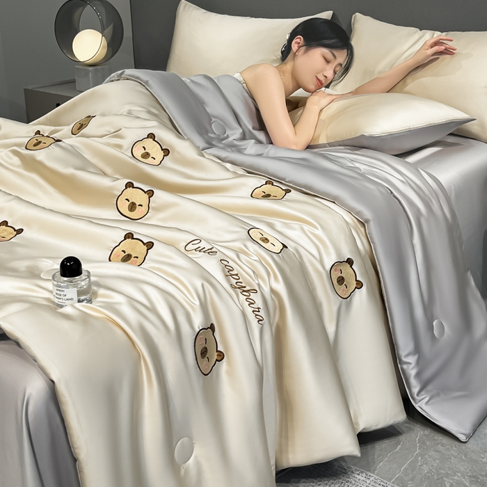 91家纺网 家纺一手货源 找家纺 如一 2025新款精绣系列水洗冰丝夏被四件套 卡皮巴拉-香槟灰