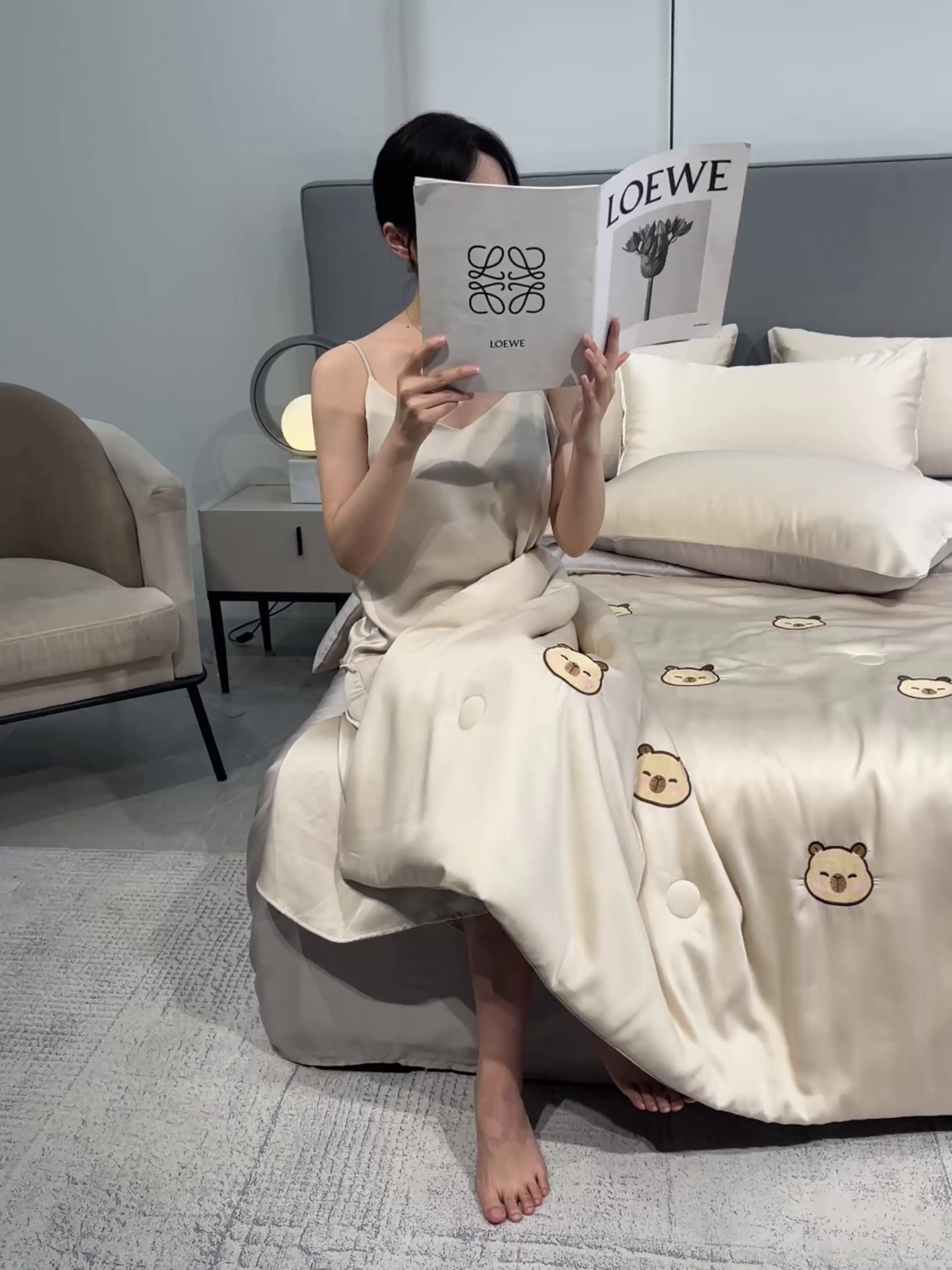 91家纺网 家纺一手货源 找家纺 如一 2025新款精绣系列水洗冰丝夏被四件套 卡皮巴拉-香槟灰