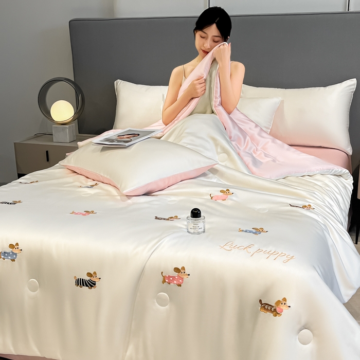 91家纺网 家纺一手货源 找家纺 如一 2025新款精绣系列水洗冰丝夏被四件套 腊肠狗-奶白粉