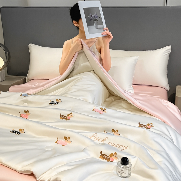 91家纺网 家纺一手货源 找家纺 如一 2025新款精绣系列水洗冰丝夏被四件套 腊肠狗-奶白粉