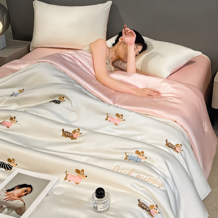 91家纺网 家纺一手货源 找家纺 如一 2025新款精绣系列水洗冰丝夏被四件套 腊肠狗-奶白粉