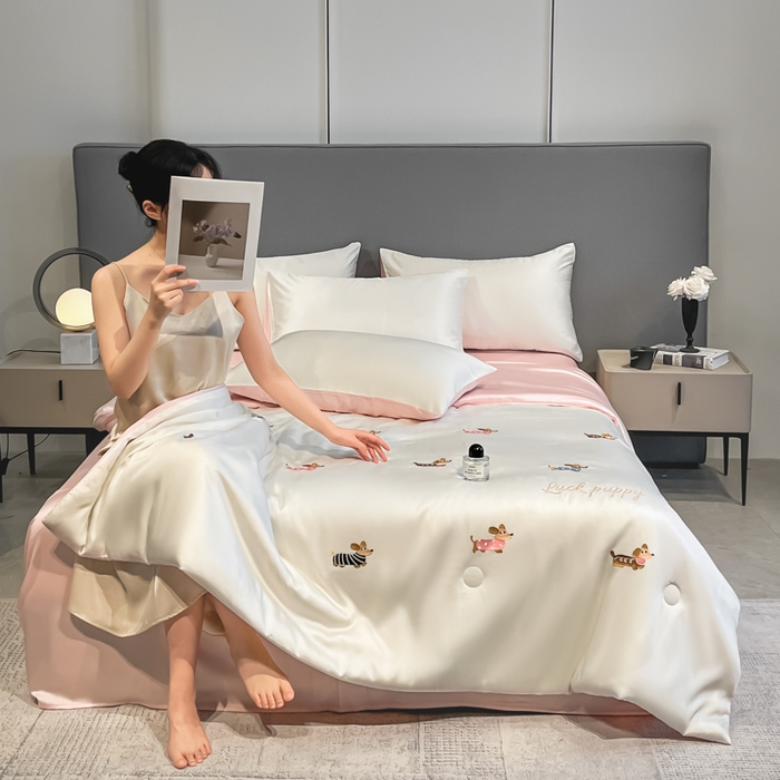 91家纺网 家纺一手货源 找家纺 如一 2025新款精绣系列水洗冰丝夏被四件套 腊肠狗-奶白粉