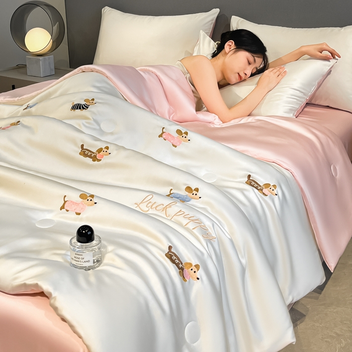 91家纺网 家纺一手货源 找家纺 如一 2025新款精绣系列水洗冰丝夏被四件套 腊肠狗-奶白粉