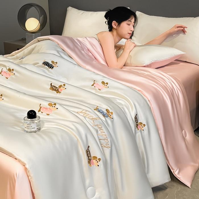 91家纺网 家纺一手货源 找家纺 如一 2025新款精绣系列水洗冰丝夏被四件套 腊肠狗-奶白粉