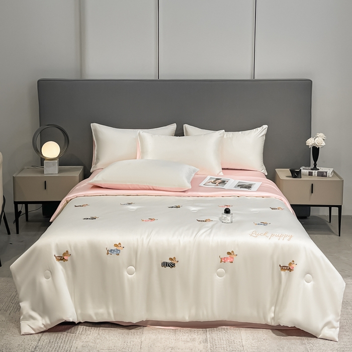 91家纺网 家纺一手货源 找家纺 如一 2025新款精绣系列水洗冰丝夏被四件套 腊肠狗-奶白粉