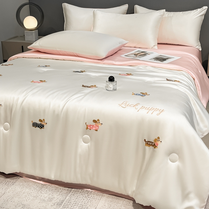 91家纺网 家纺一手货源 找家纺 如一 2025新款精绣系列水洗冰丝夏被四件套 腊肠狗-奶白粉