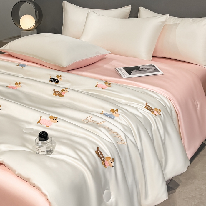 91家纺网 家纺一手货源 找家纺 如一 2025新款精绣系列水洗冰丝夏被四件套 腊肠狗-奶白粉