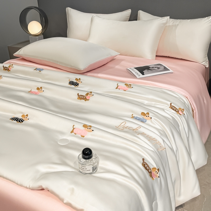 91家纺网 家纺一手货源 找家纺 如一 2025新款精绣系列水洗冰丝夏被四件套 腊肠狗-奶白粉