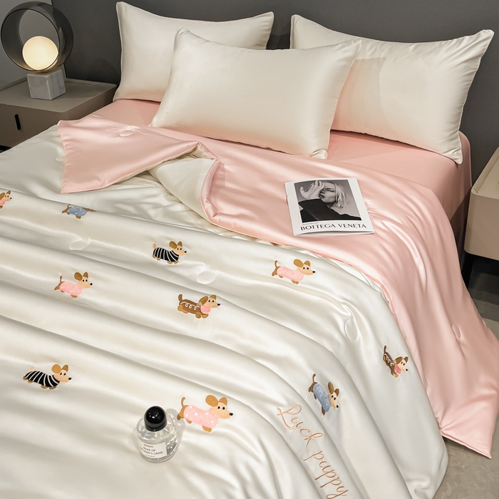 91家纺网 家纺一手货源 找家纺 如一 2025新款精绣系列水洗冰丝夏被四件套 腊肠狗-奶白粉