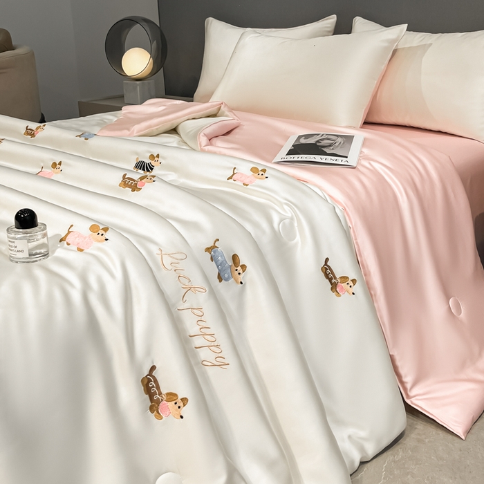 91家纺网 家纺一手货源 找家纺 如一 2025新款精绣系列水洗冰丝夏被四件套 腊肠狗-奶白粉