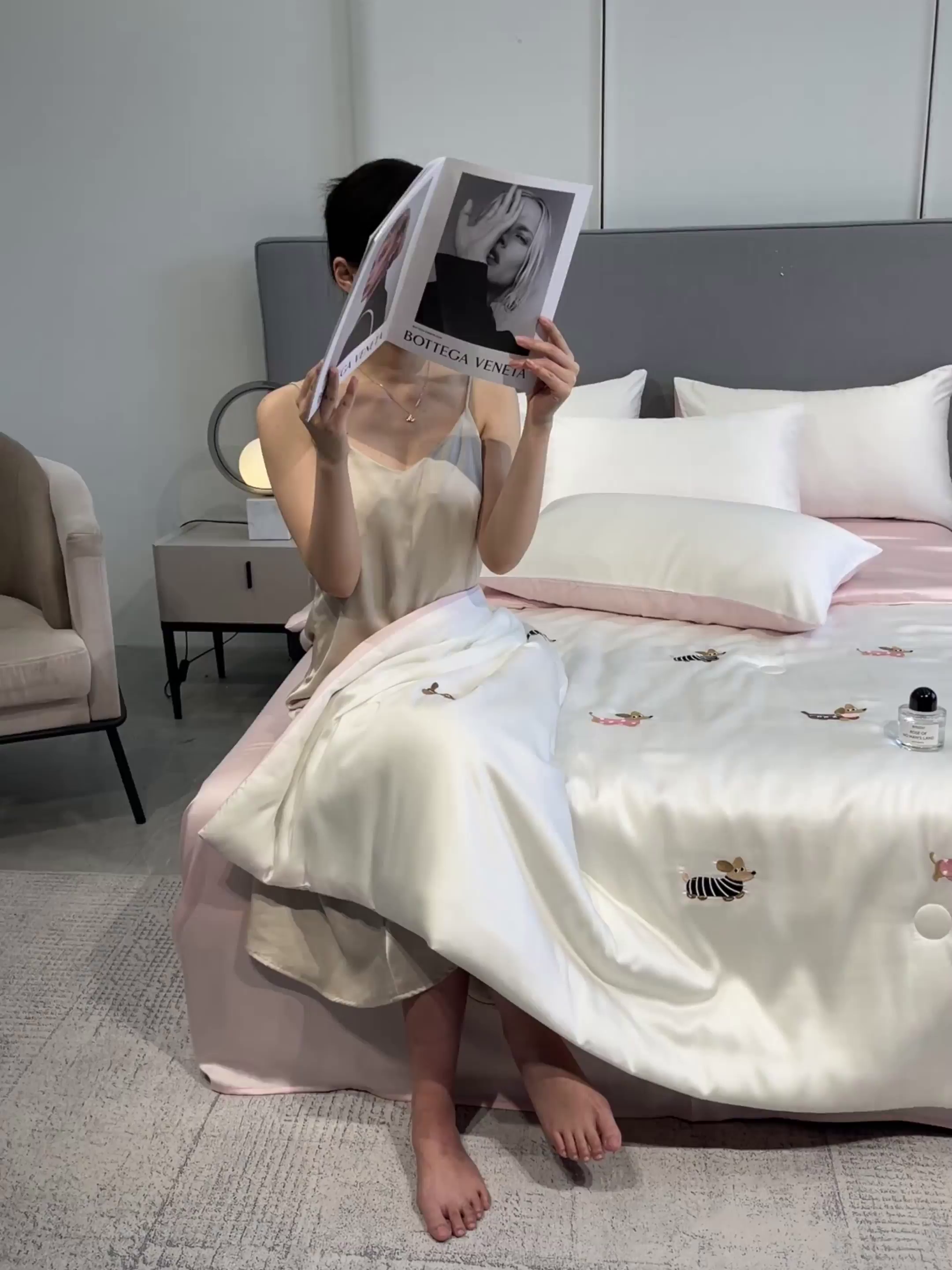 91家纺网 家纺一手货源 找家纺 如一 2025新款精绣系列水洗冰丝夏被四件套 腊肠狗-奶白粉