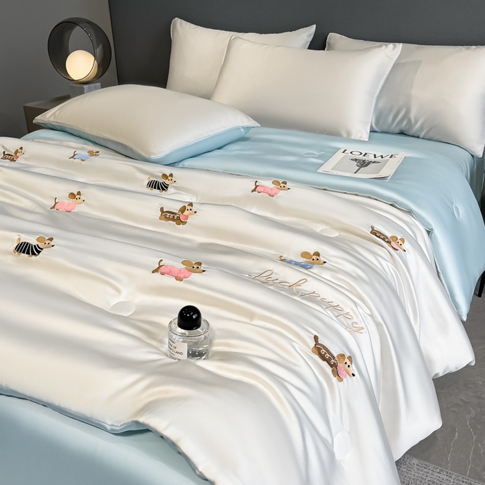 91家纺网 家纺一手货源 找家纺 如一 2025新款精绣系列水洗冰丝夏被四件套 腊肠狗-奶白蓝