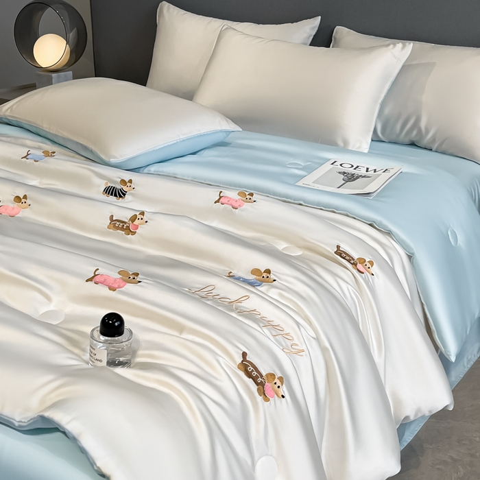 91家纺网 家纺一手货源 找家纺 如一 2025新款精绣系列水洗冰丝夏被四件套 腊肠狗-奶白蓝