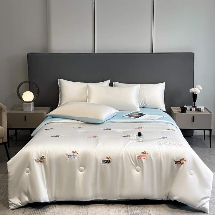 91家纺网 家纺一手货源 找家纺 如一 2025新款精绣系列水洗冰丝夏被四件套 腊肠狗-奶白蓝