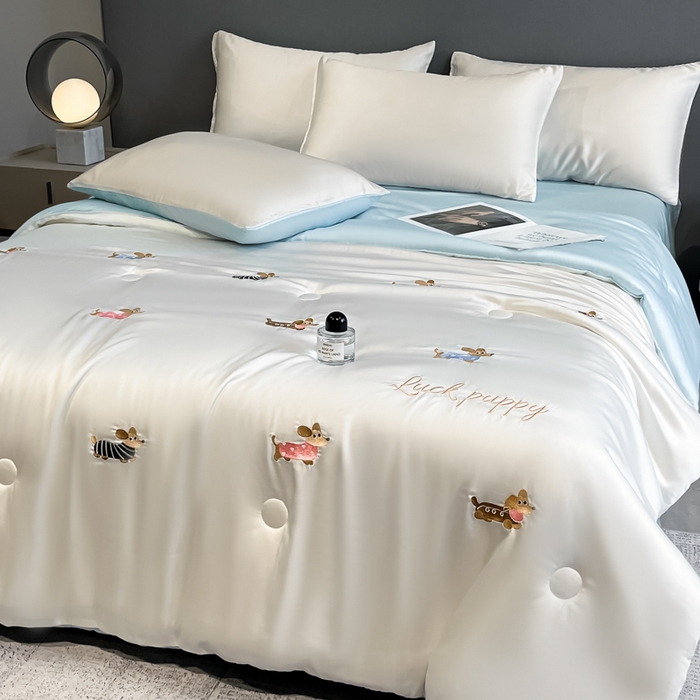 91家纺网 家纺一手货源 找家纺 如一 2025新款精绣系列水洗冰丝夏被四件套 腊肠狗-奶白蓝