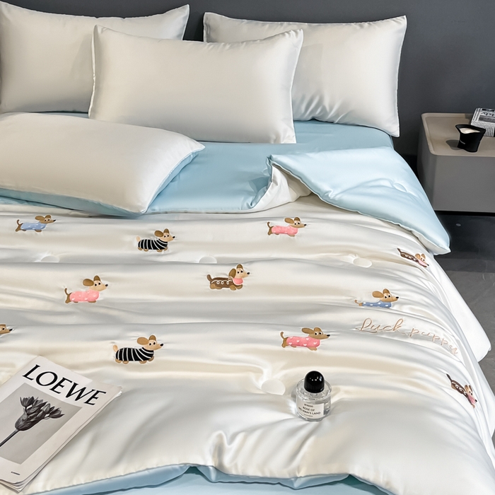 91家纺网 家纺一手货源 找家纺 如一 2025新款精绣系列水洗冰丝夏被四件套 腊肠狗-奶白蓝