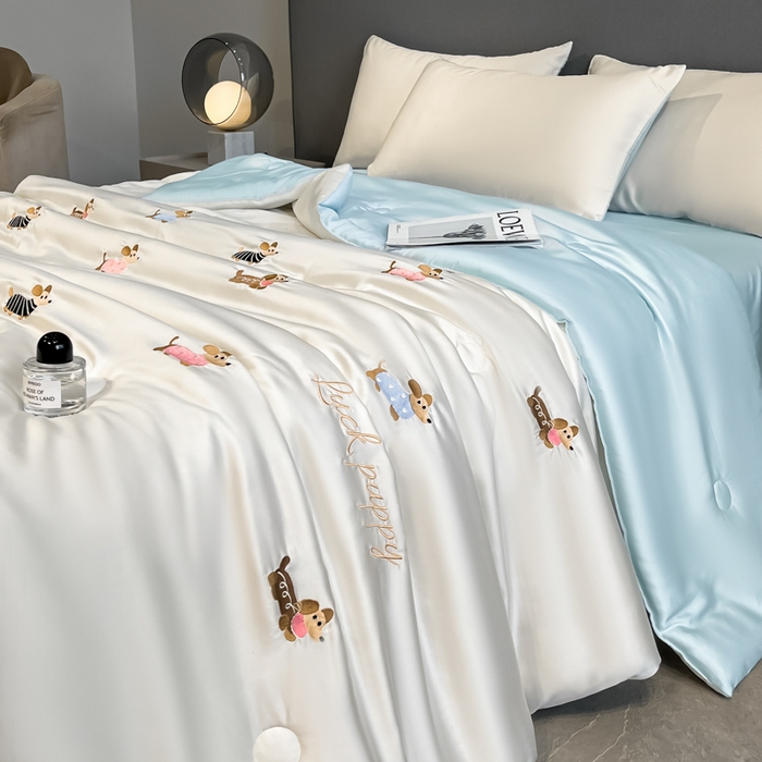 91家纺网 家纺一手货源 找家纺 如一 2025新款精绣系列水洗冰丝夏被四件套 腊肠狗-奶白蓝