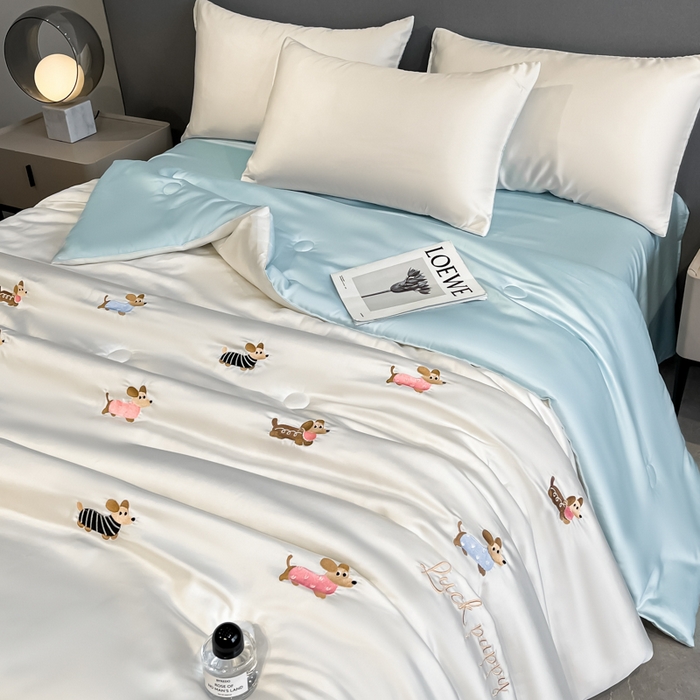 91家纺网 家纺一手货源 找家纺 如一 2025新款精绣系列水洗冰丝夏被四件套 腊肠狗-奶白蓝