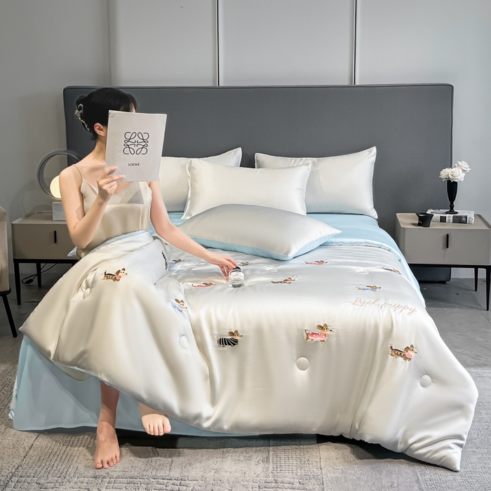 91家纺网 家纺一手货源 找家纺 如一 2025新款精绣系列水洗冰丝夏被四件套 腊肠狗-奶白蓝