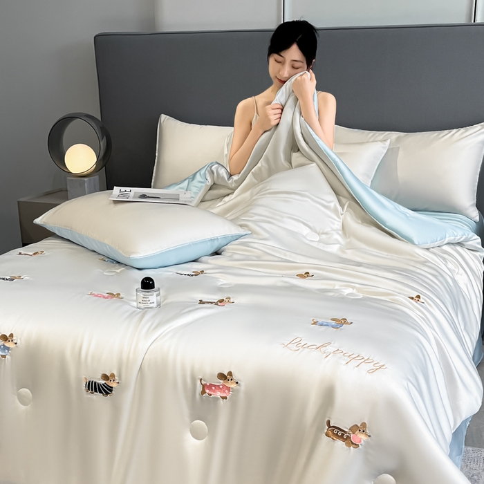 91家纺网 家纺一手货源 找家纺 如一 2025新款精绣系列水洗冰丝夏被四件套 腊肠狗-奶白蓝