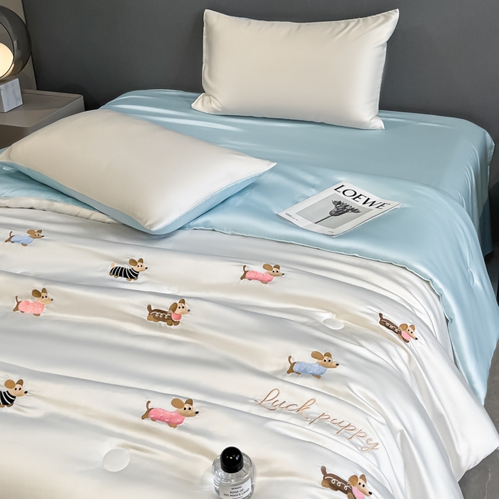 91家纺网 家纺一手货源 找家纺 如一 2025新款精绣系列水洗冰丝夏被四件套 腊肠狗-奶白蓝