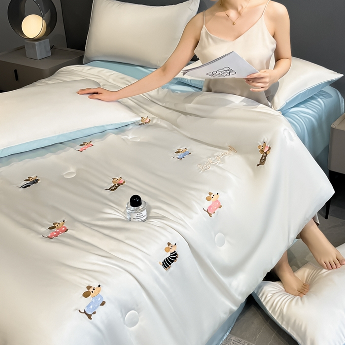 91家纺网 家纺一手货源 找家纺 如一 2025新款精绣系列水洗冰丝夏被四件套 腊肠狗-奶白蓝