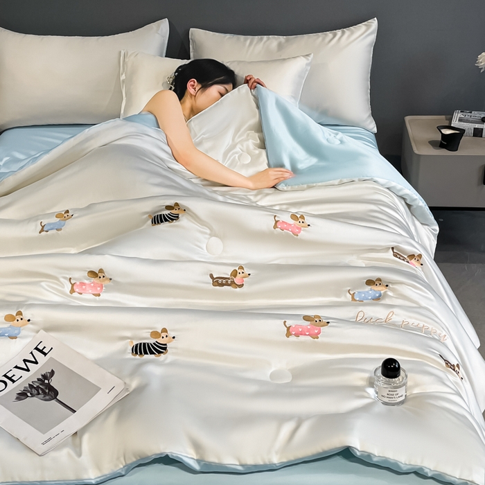 91家纺网 家纺一手货源 找家纺 如一 2025新款精绣系列水洗冰丝夏被四件套 腊肠狗-奶白蓝