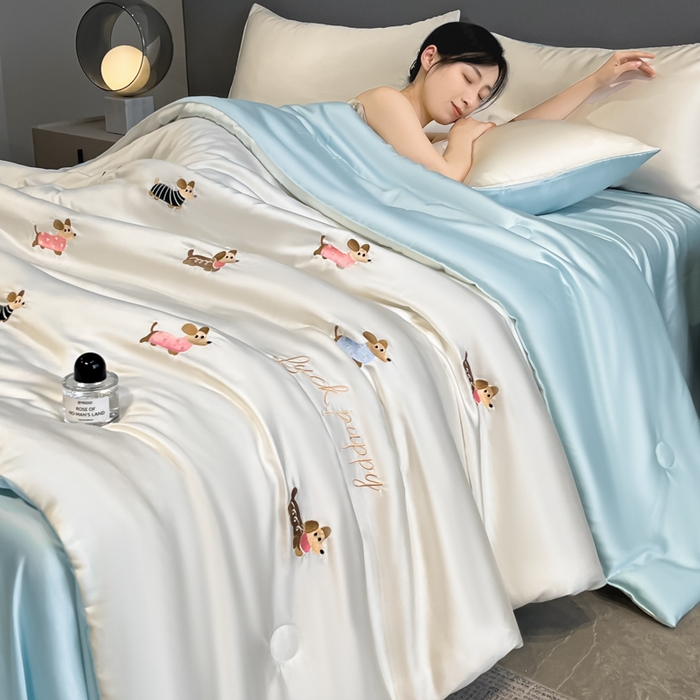 91家纺网 家纺一手货源 找家纺 如一 2025新款精绣系列水洗冰丝夏被四件套 腊肠狗-奶白蓝