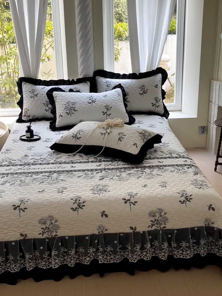 91家纺网 家纺一手货源 找家纺 （总）雨彤家纺 2025年新款赫本风云朵水洗棉夹棉双层花边床盖