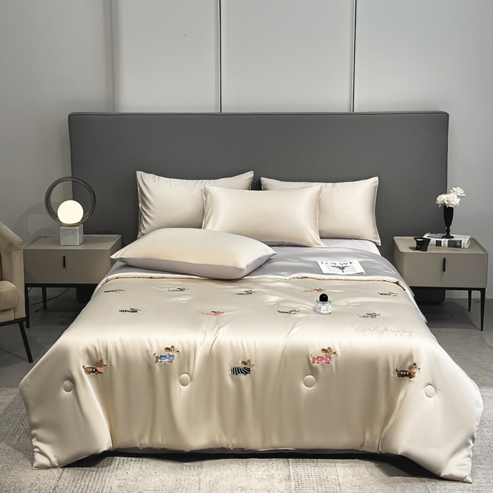 91家纺网 家纺一手货源 找家纺 如一 2025新款精绣系列水洗冰丝夏被四件套 腊肠狗-香槟灰