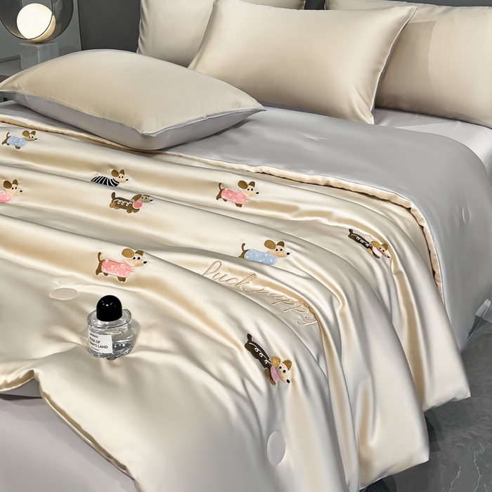 91家纺网 家纺一手货源 找家纺 如一 2025新款精绣系列水洗冰丝夏被四件套 腊肠狗-香槟灰