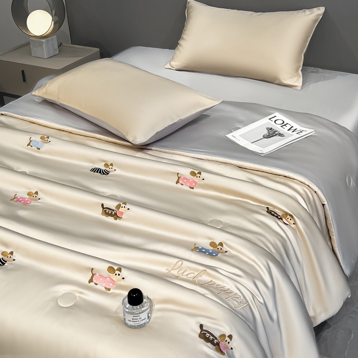 91家纺网 家纺一手货源 找家纺 如一 2025新款精绣系列水洗冰丝夏被四件套 腊肠狗-香槟灰