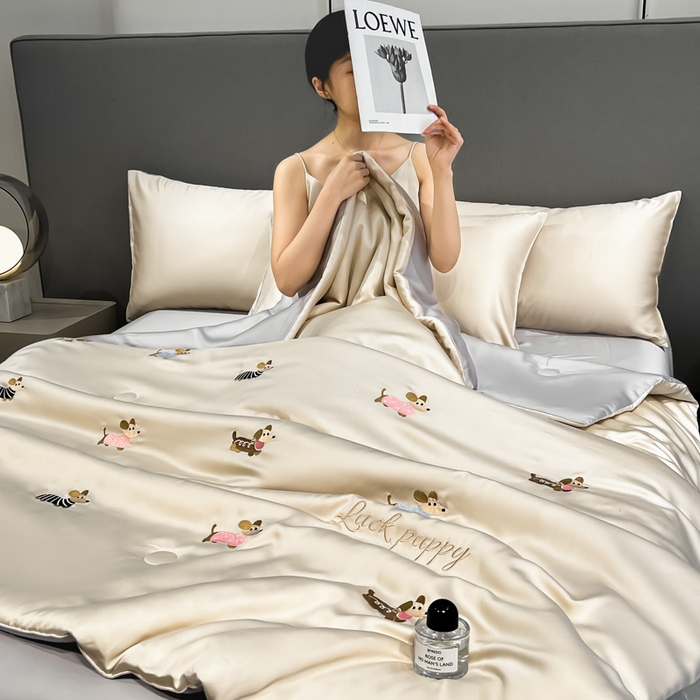 91家纺网 家纺一手货源 找家纺 如一 2025新款精绣系列水洗冰丝夏被四件套 腊肠狗-香槟灰
