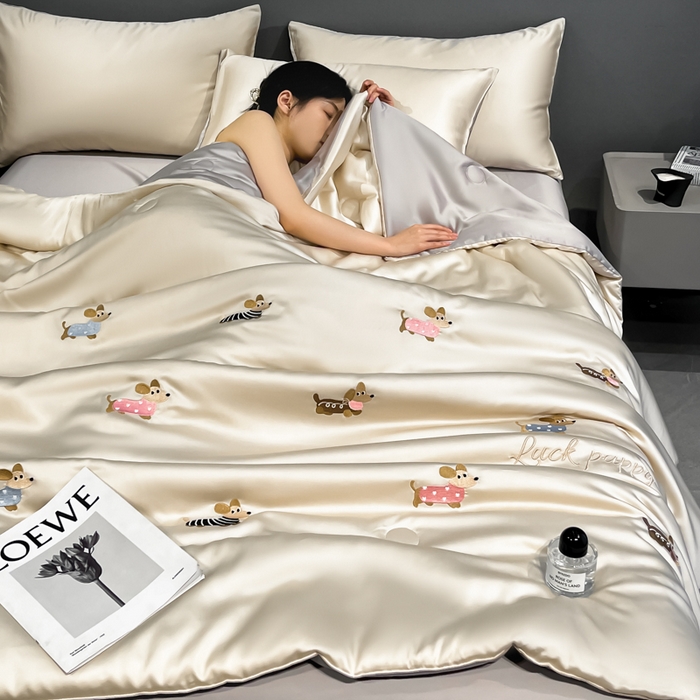 91家纺网 家纺一手货源 找家纺 如一 2025新款精绣系列水洗冰丝夏被四件套 腊肠狗-香槟灰