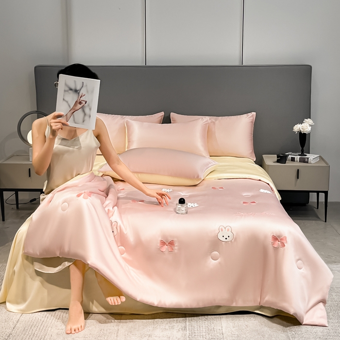 91家纺网 家纺一手货源 找家纺 如一 2025新款精绣系列水洗冰丝夏被四件套 美美兔-粉米