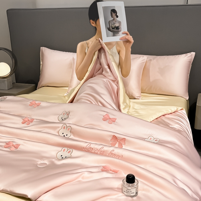 91家纺网 家纺一手货源 找家纺 如一 2025新款精绣系列水洗冰丝夏被四件套 美美兔-粉米