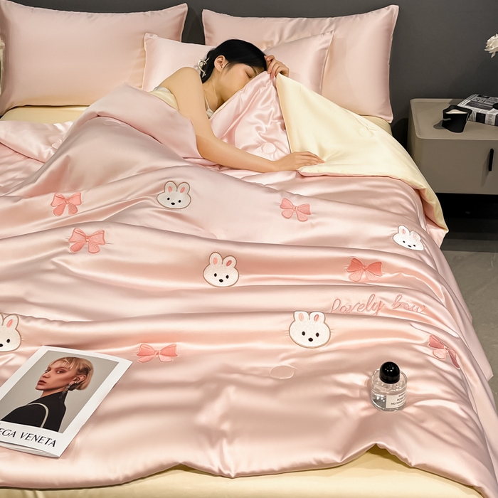 91家纺网 家纺一手货源 找家纺 如一 2025新款精绣系列水洗冰丝夏被四件套 美美兔-粉米