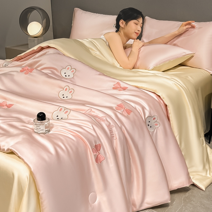 91家纺网 家纺一手货源 找家纺 如一 2025新款精绣系列水洗冰丝夏被四件套 美美兔-粉米