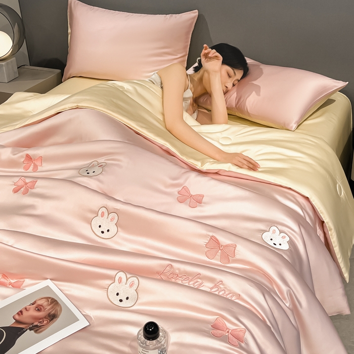 91家纺网 家纺一手货源 找家纺 如一 2025新款精绣系列水洗冰丝夏被四件套 美美兔-粉米