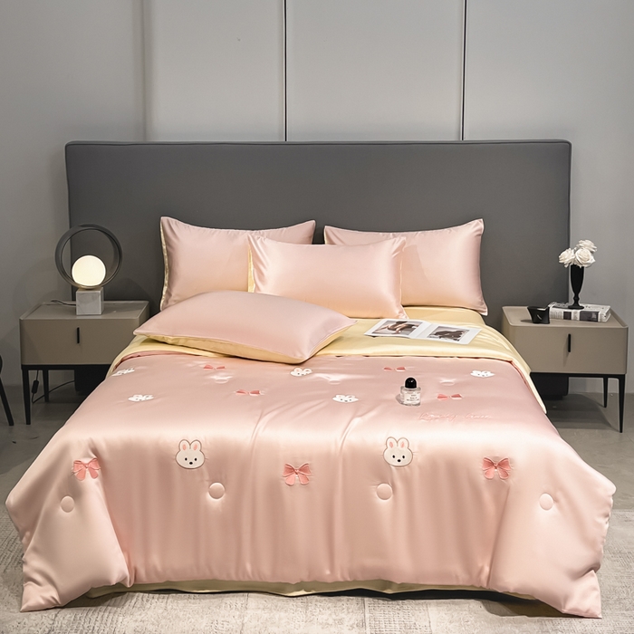 91家纺网 家纺一手货源 找家纺 如一 2025新款精绣系列水洗冰丝夏被四件套 美美兔-粉米