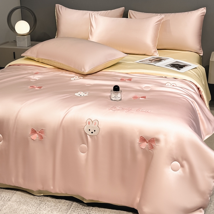 91家纺网 家纺一手货源 找家纺 如一 2025新款精绣系列水洗冰丝夏被四件套 美美兔-粉米